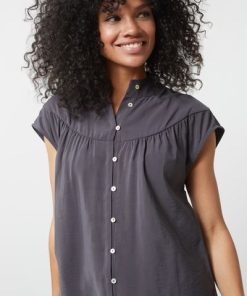 Sleeveless blouse with buttons