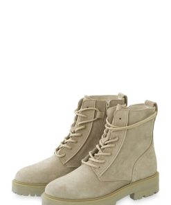 Low lace-up boot