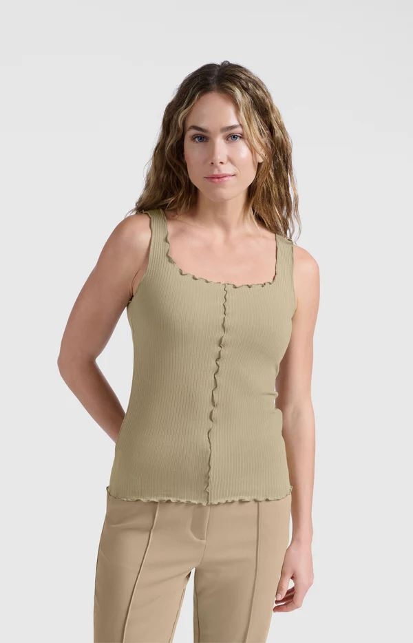 Ribbed singlet with wavy edges