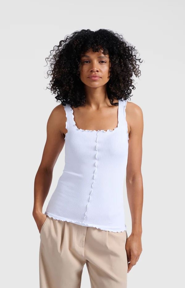 Ribbed singlet with wavy edges